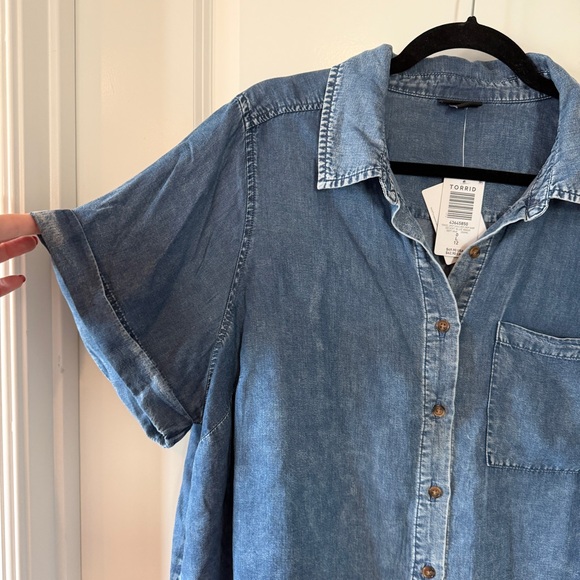 NWT Torrid Size 0/L Blue Chambray Short Sleeve Button Down Shirt Rolled Sleeves - Picture 2 of 5